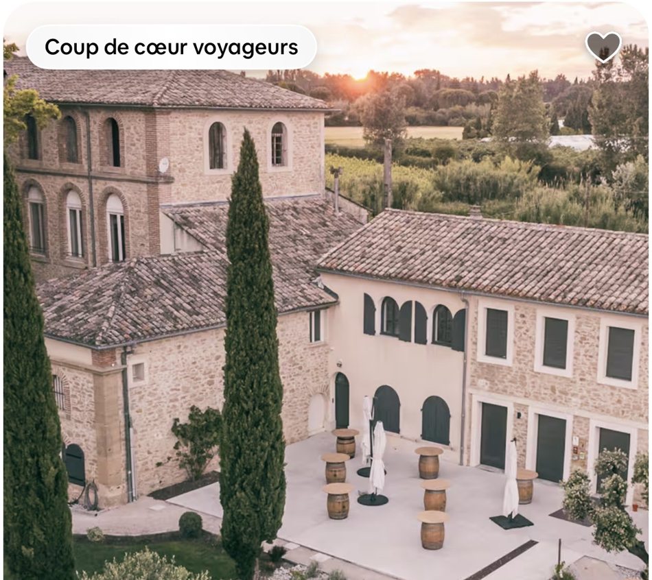Domaine provençal en pierre au coucher du soleil