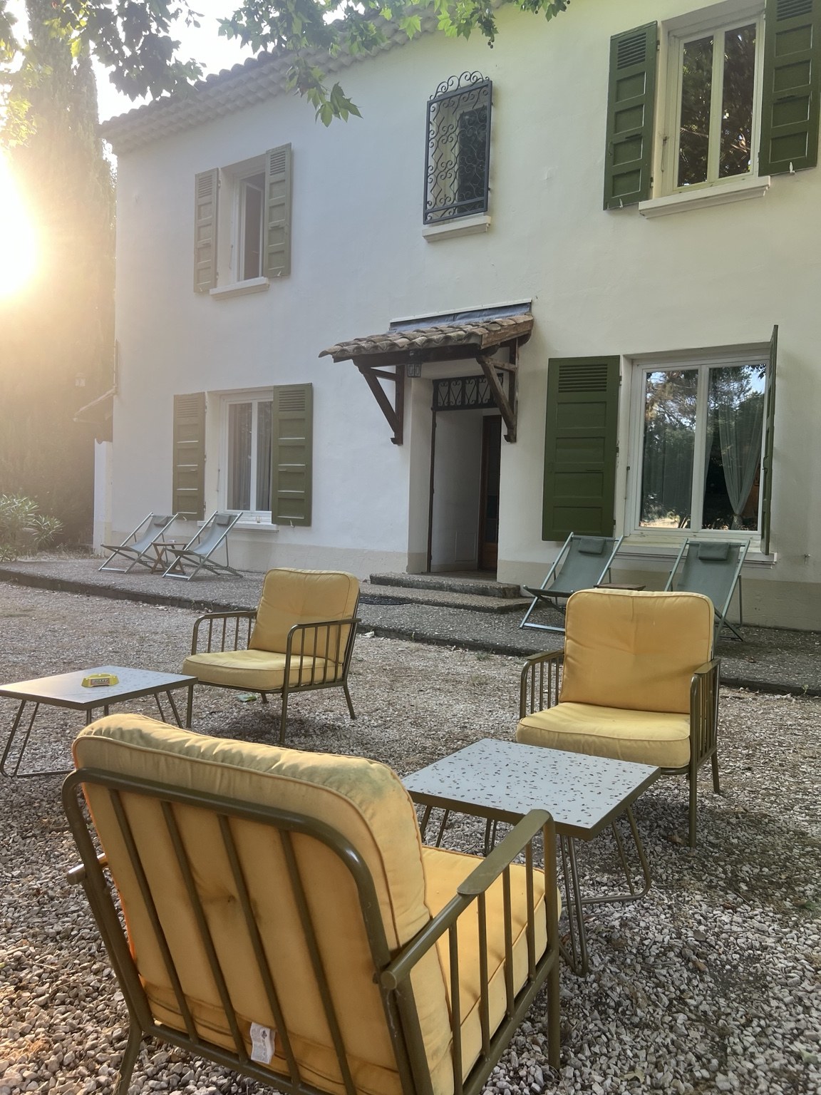 Le Mas de l’Isle, façade provençale et terrasse avec fauteuils jaunes