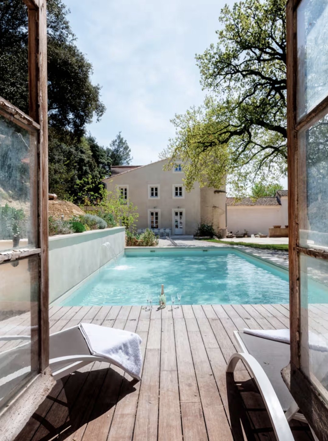 Vue sur la piscine et le château depuis la terrasse