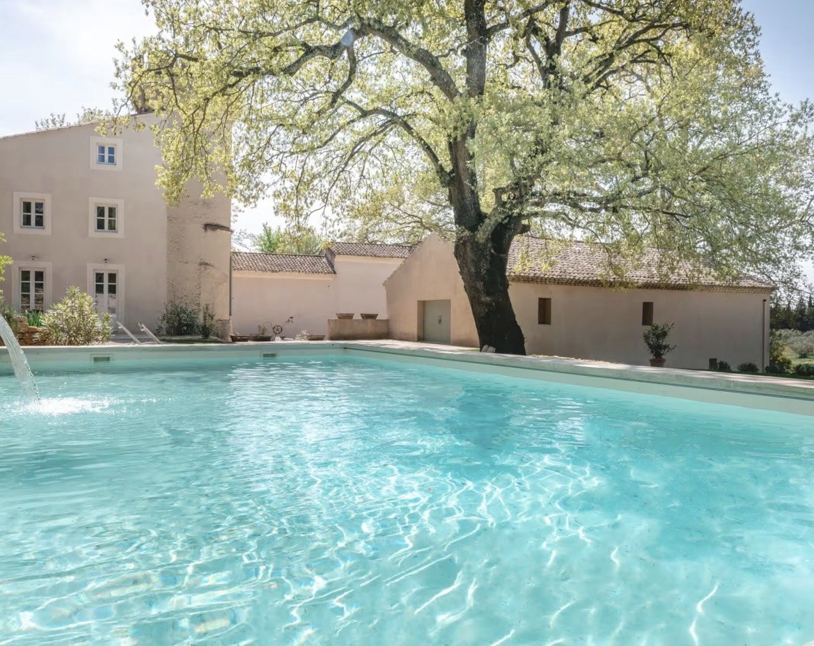 La piscine et les arbres du domaine